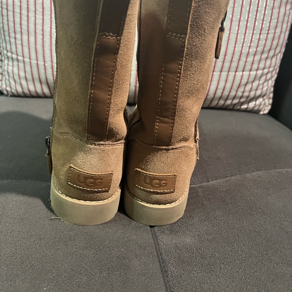 UGG Classic Short Zip Boots in Tan - Picture 7 of 10